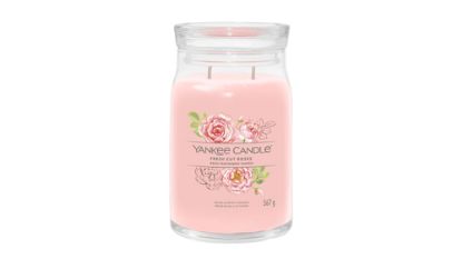 Immagine di Yankee Candle Fresh Cut Roses candela di cera Cilindro Floreale Rosa 1 pz